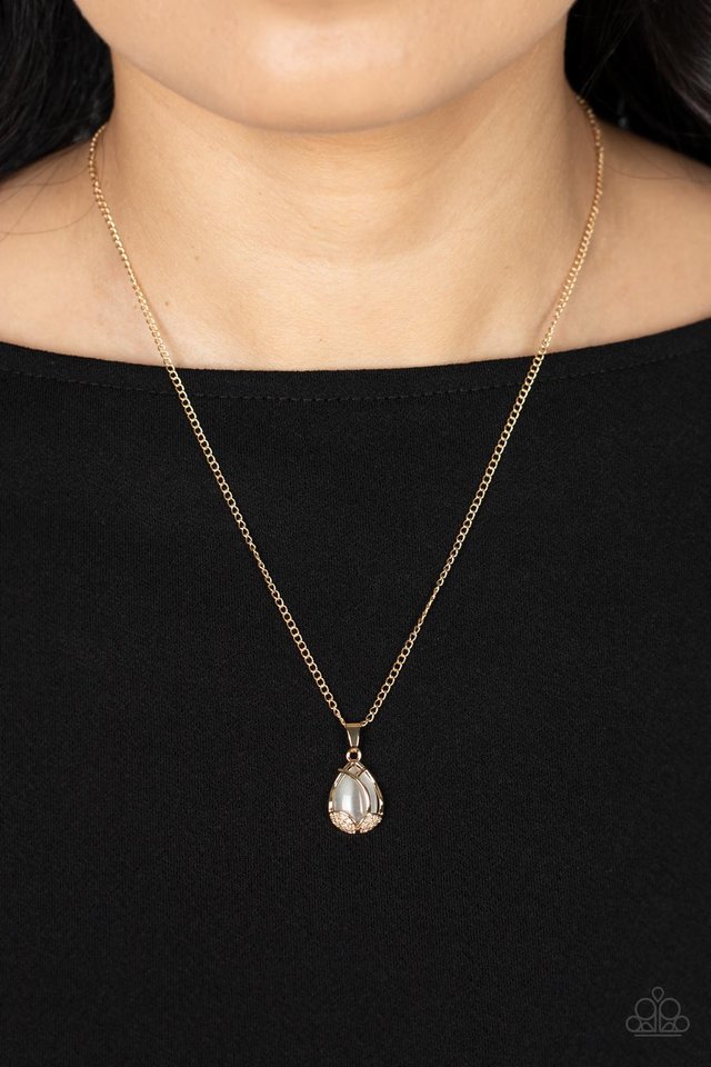 ​Top-Notch Trinket - Gold - Paparazzi Necklace Image