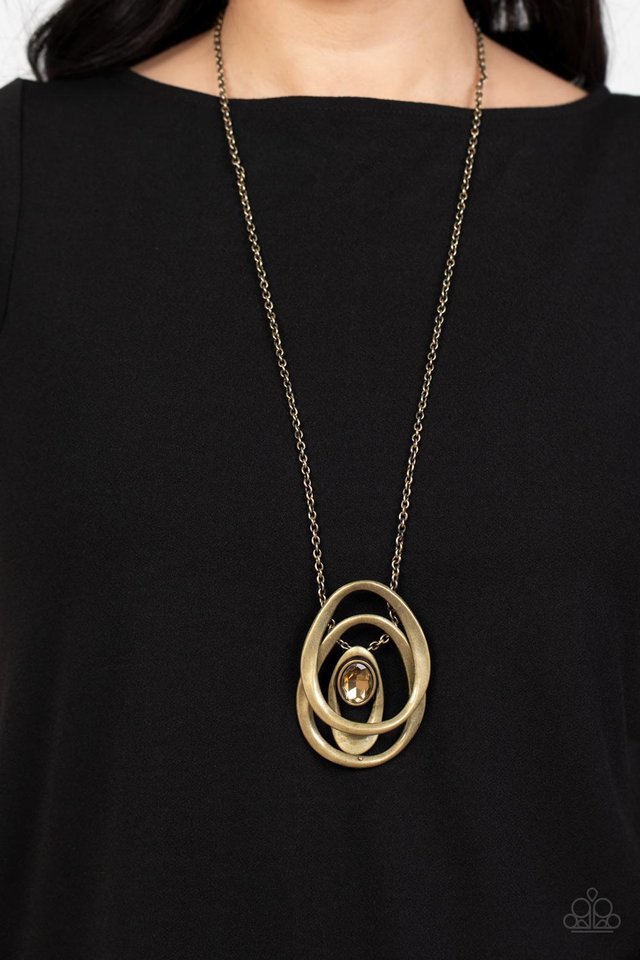 ���Luminous Labyrinth - Brass - Paparazzi Necklace Image
