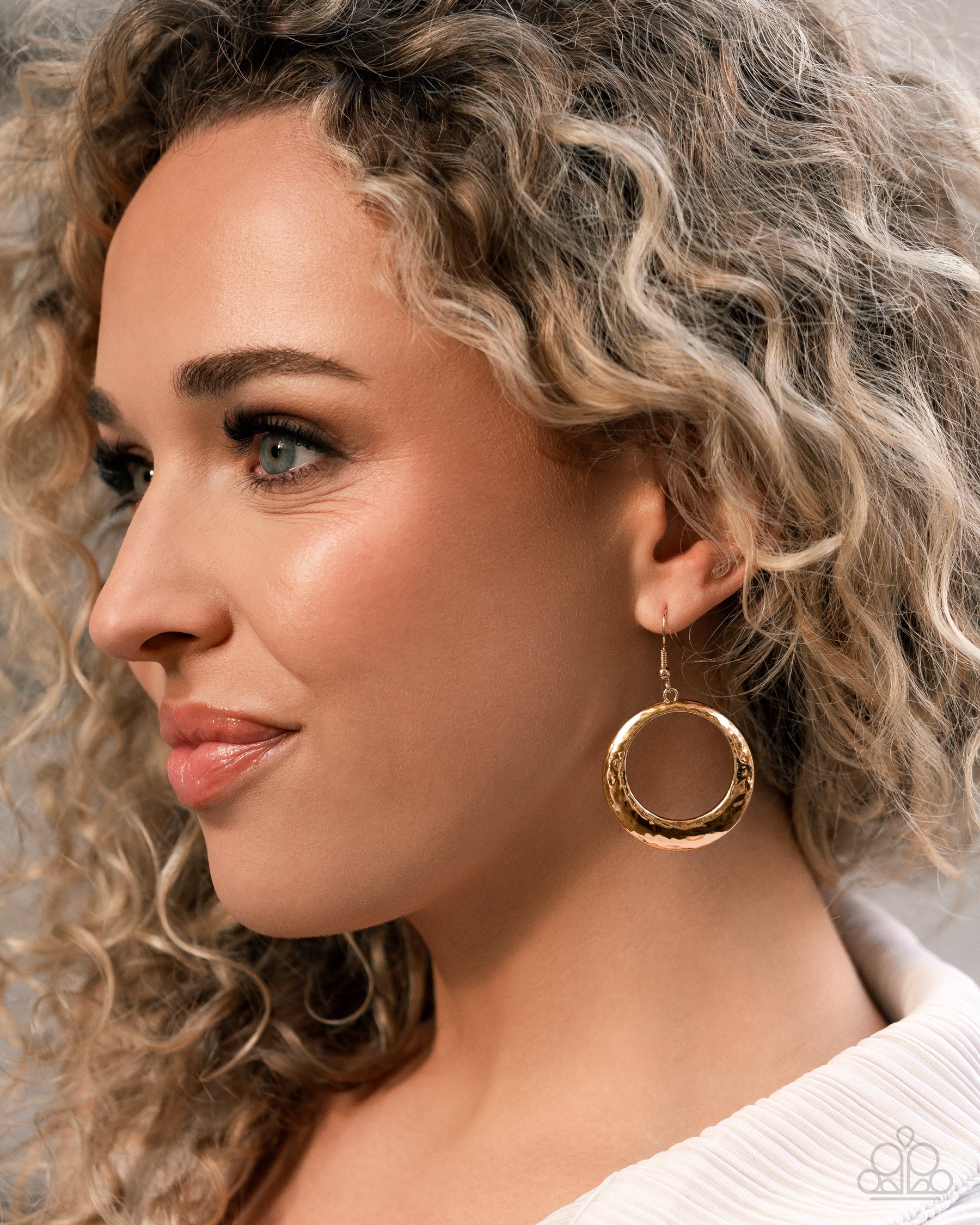 Retro Radius - Gold - Paparazzi Earring Image