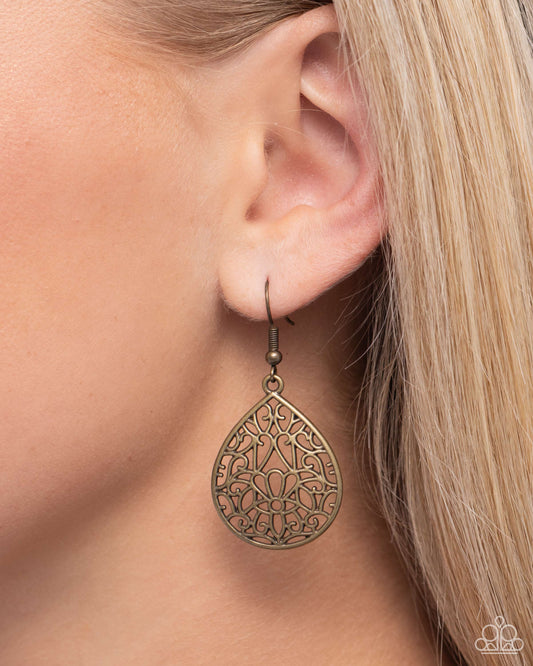 Valley Estate - Paparazzi Earring Image