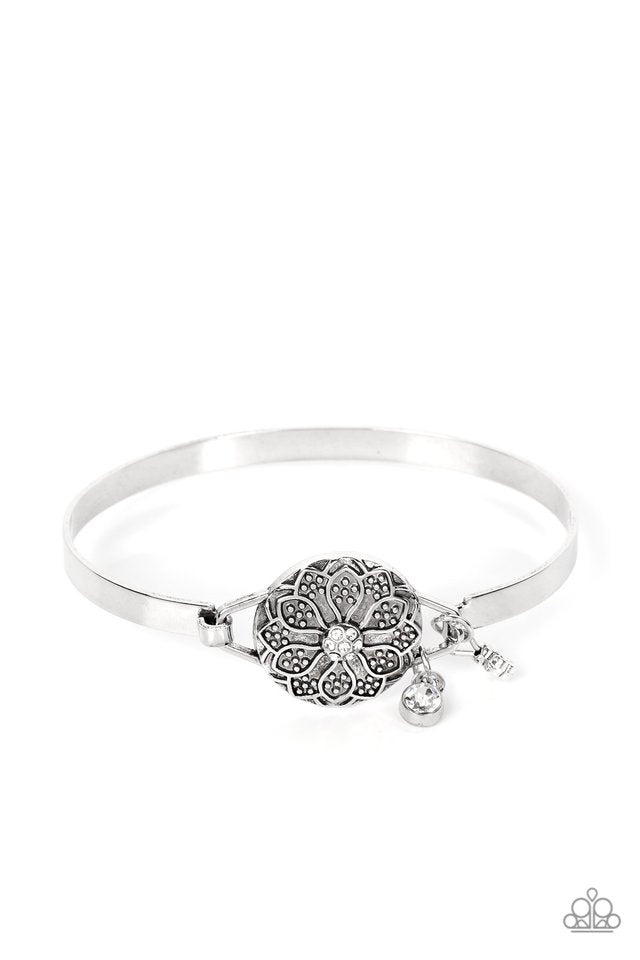 Fleur de Prairie - White - Paparazzi Bracelet Image