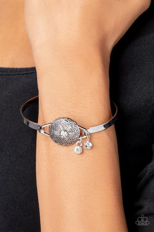 Fleur de Prairie - White - Paparazzi Bracelet Image