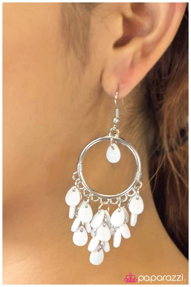 Paparazzi Earring ~ Frame Of Mind - White