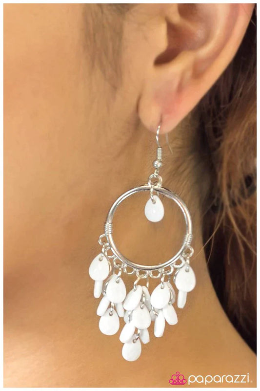 Paparazzi Earring ~ Frame Of Mind - White