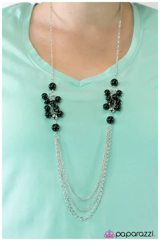 Paparazzi Necklace ~ Taking Sides - Black