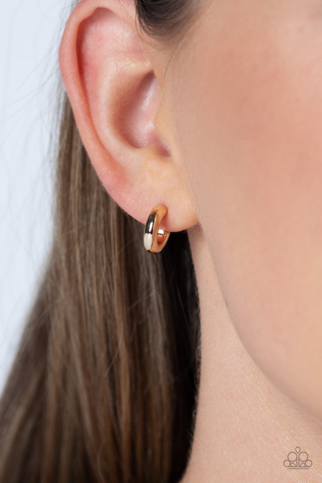 Catwalk Curls - Gold - Paparazzi Earring Image