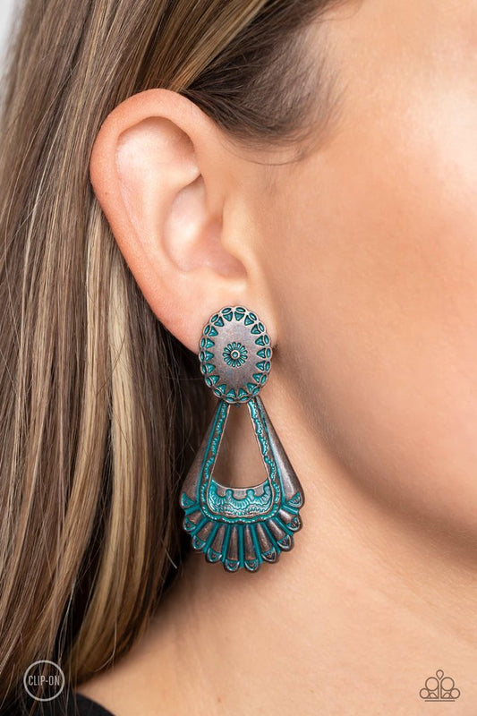 Casablanca Chandeliers - Brass - Paparazzi Earring Image