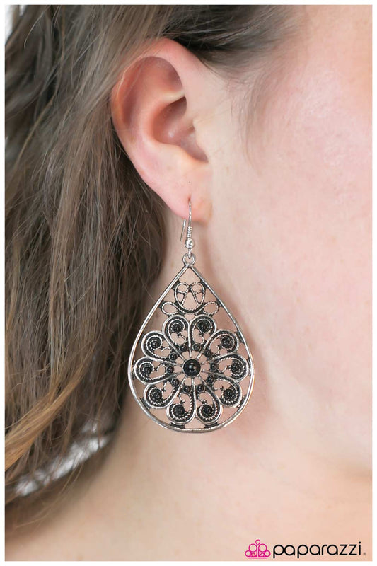 Paparazzi Earring ~ Twists and Turns - Black