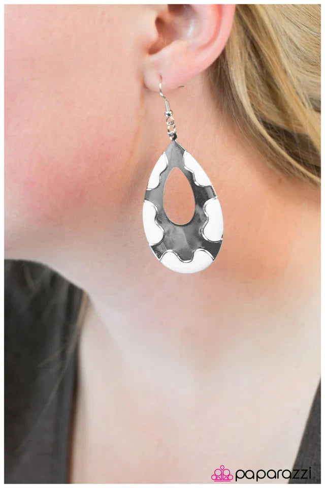 Paparazzi Earring ~ Hit The Spot- White