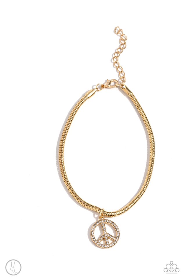 Pampered Peacemaker - Gold - Paparazzi Bracelet Image