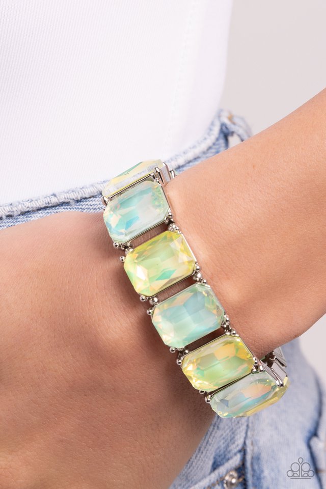 Glamorous Getaway - Green - Paparazzi Bracelet Image