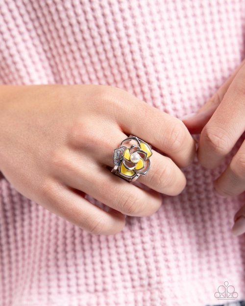 Mademoi-SHELL - Yellow - Paparazzi Ring Image