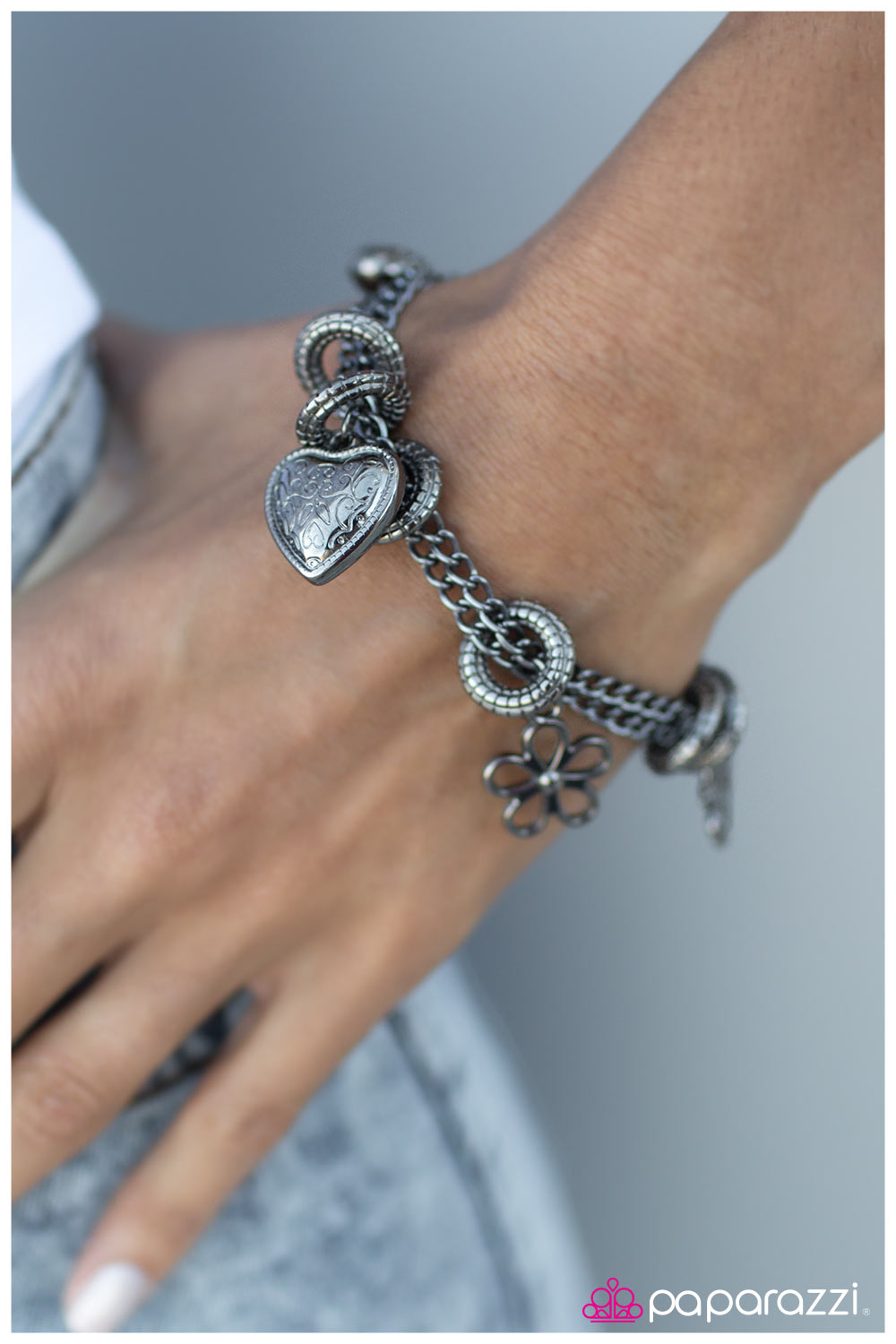 Paparazzi Bracelet ~ Turn On The Charm - Black