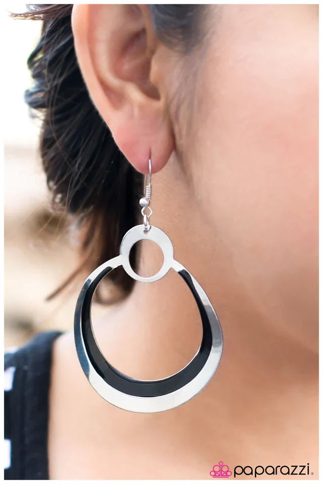Paparazzi Earring ~ Throwing Shade - Black