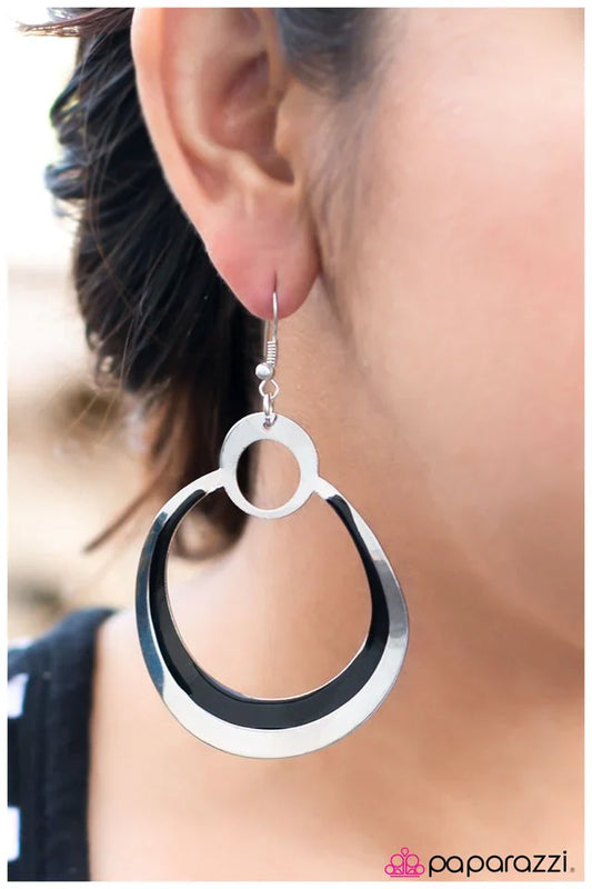 Paparazzi Earring ~ Throwing Shade - Black