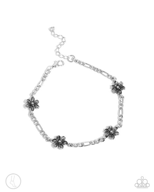 Gardening Gusto - Silver - Paparazzi Bracelet Image
