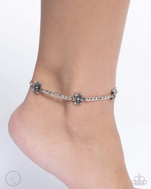 Gardening Gusto - Silver - Paparazzi Bracelet Image