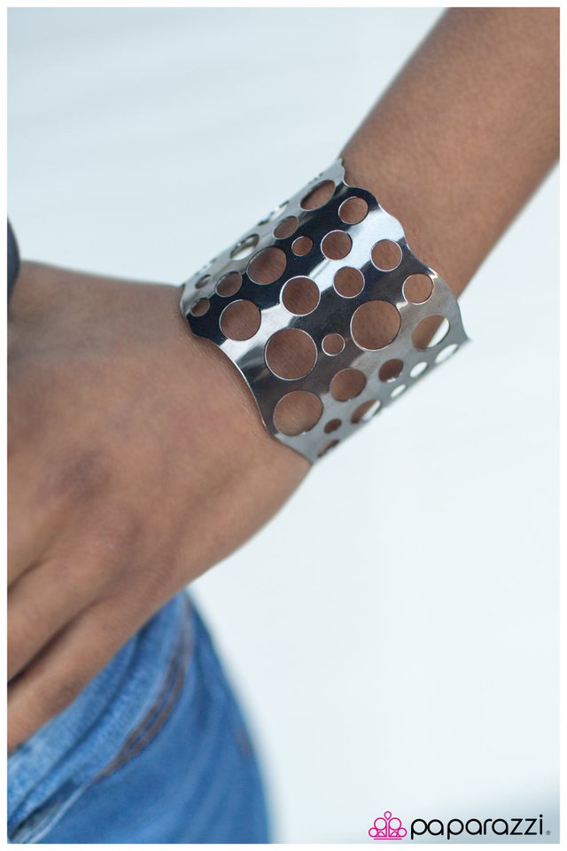 Paparazzi Bracelet ~ The Hole In The Wall - Black