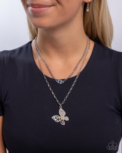 Hovering Headline - Paparazzi Necklace Image