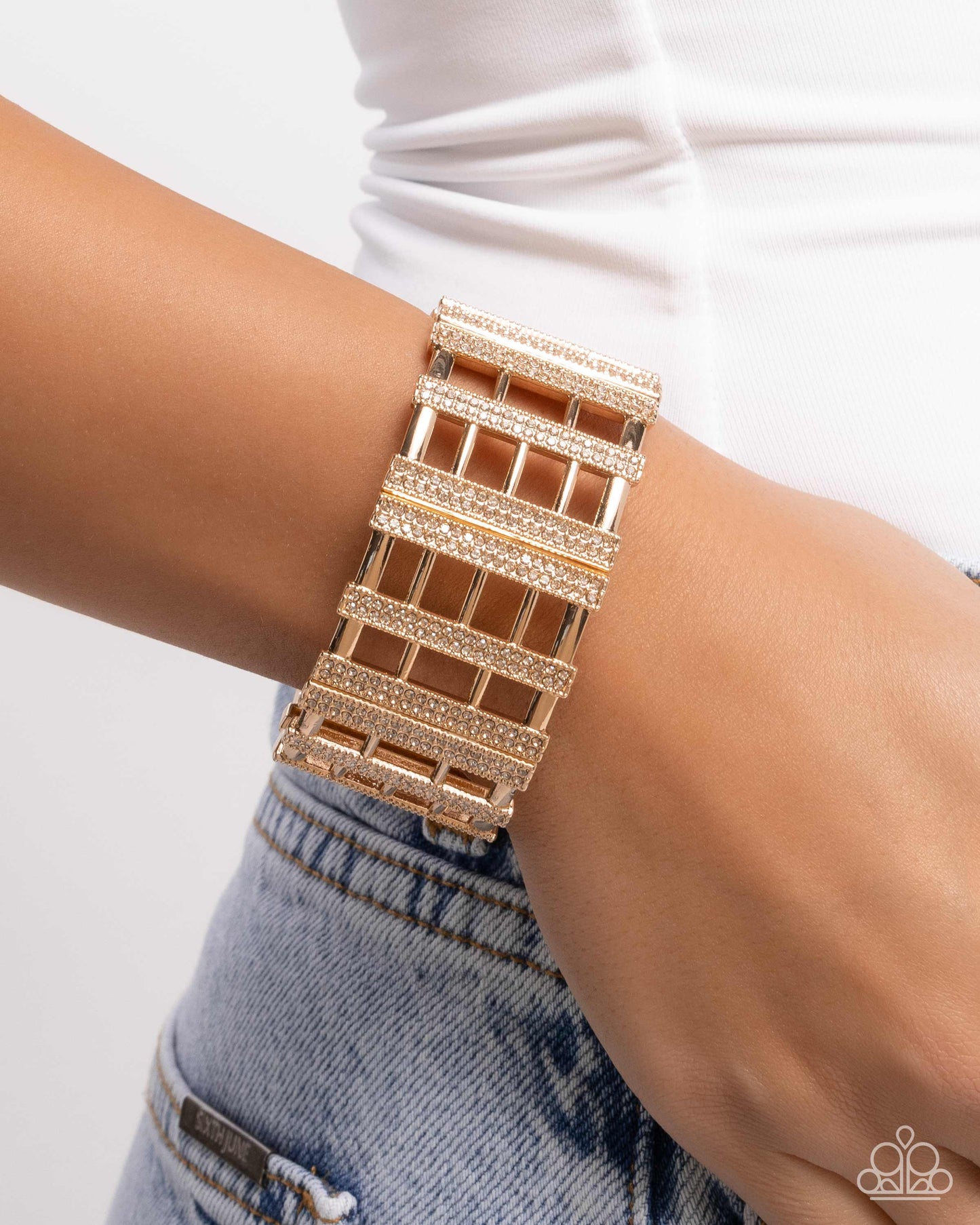 Vertical Vanity - Gold - Paparazzi Bracelet Image