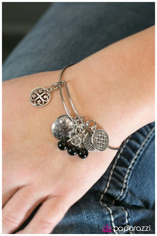 Paparazzi Bracelet ~ One-Hit Wonder - Black