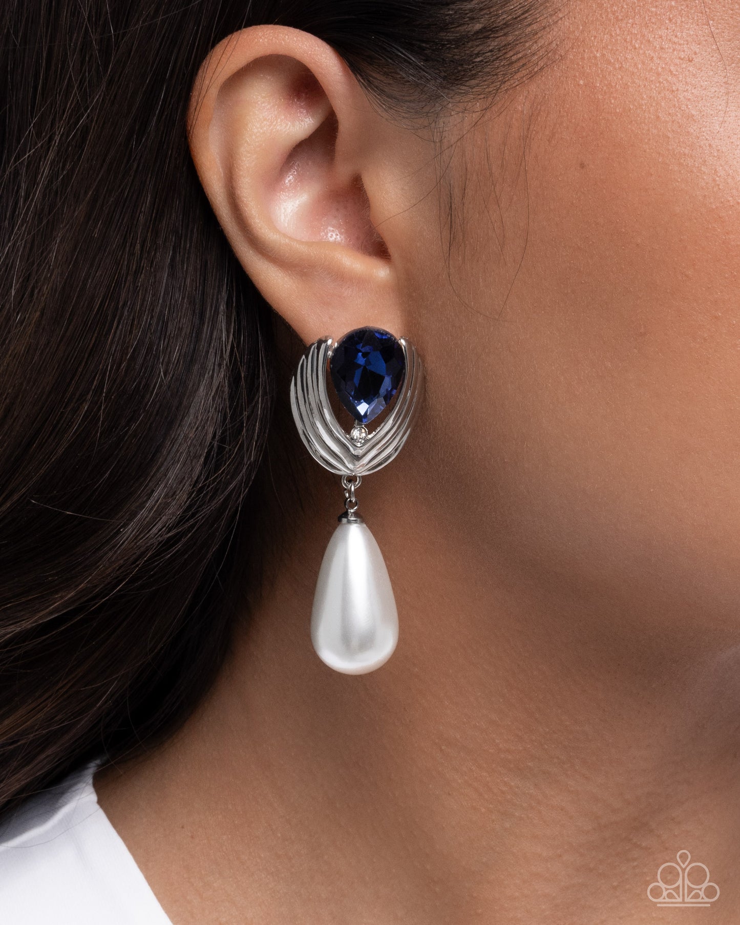 Elegantly Enraptured - Paparazzi Earring Image