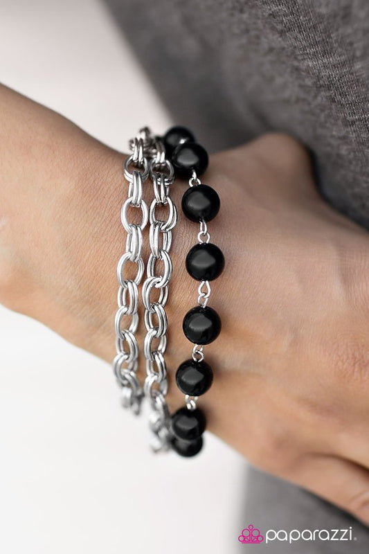 Paparazzi Bracelet ~ Stuck In The Middle - Black