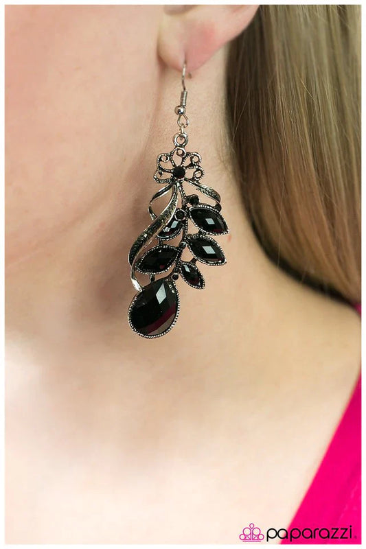 Paparazzi Earring ~ Long Live The Queen - Black