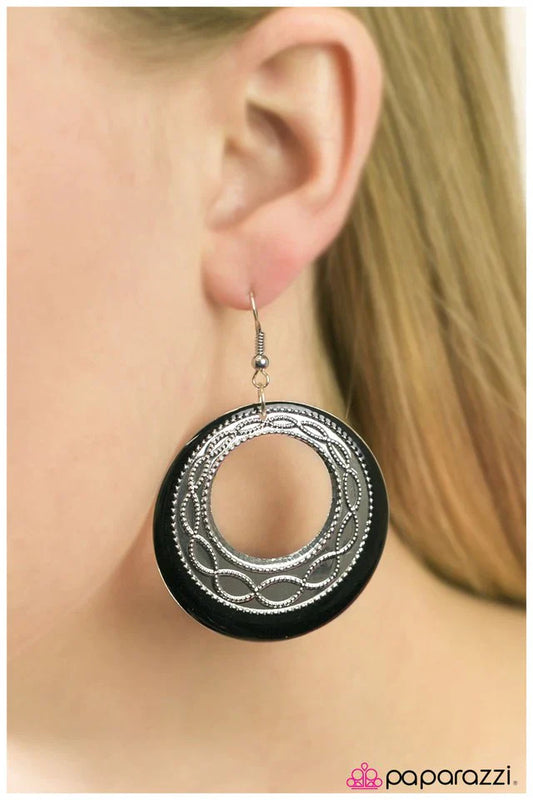 Paparazzi Earring ~ Intertwining Melodies - Black