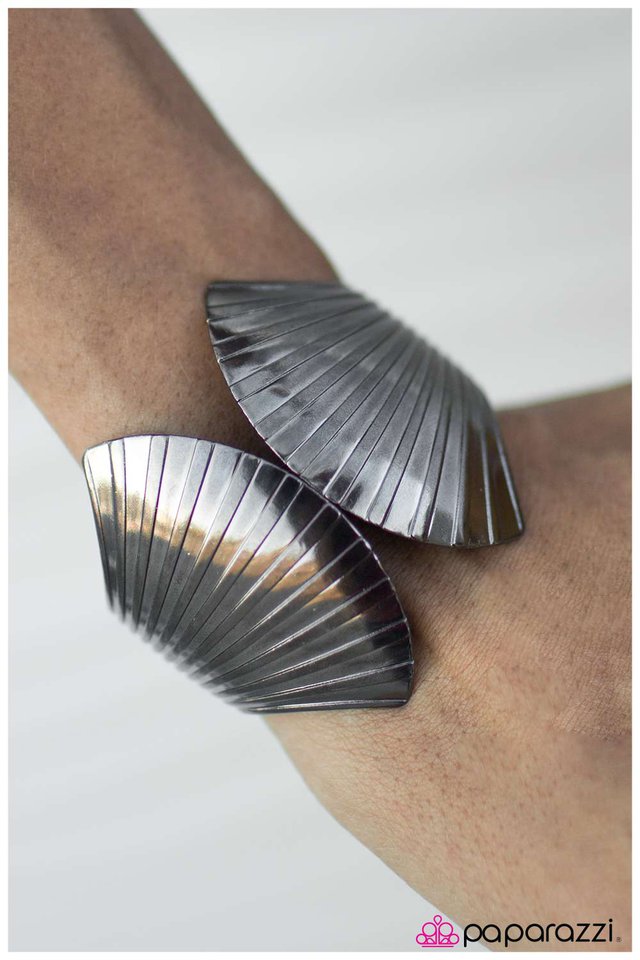 Paparazzi Bracelet ~ Clam Up - Black