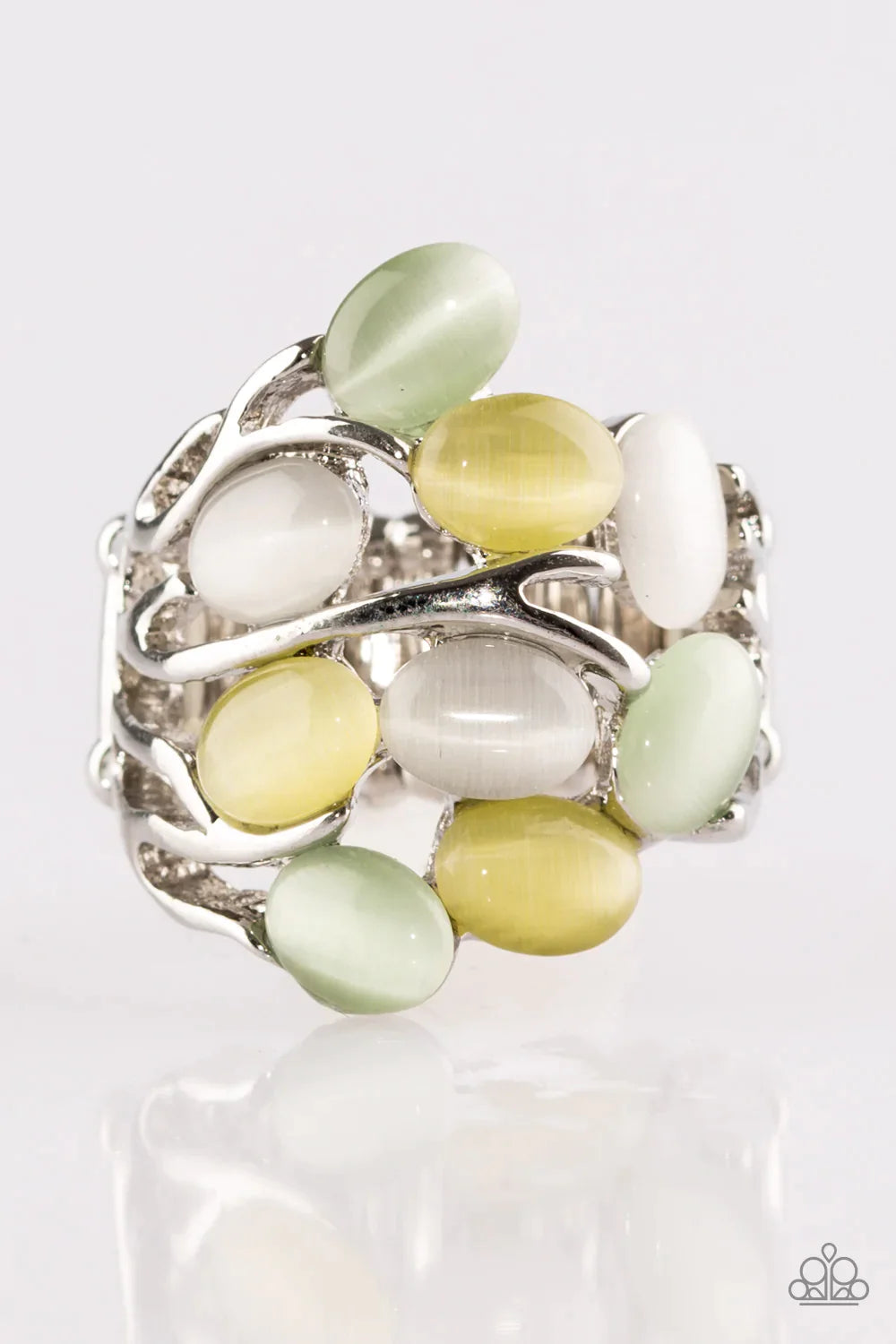 Paparazzi Ring ~ Really Starting To GLOW On Me - Green