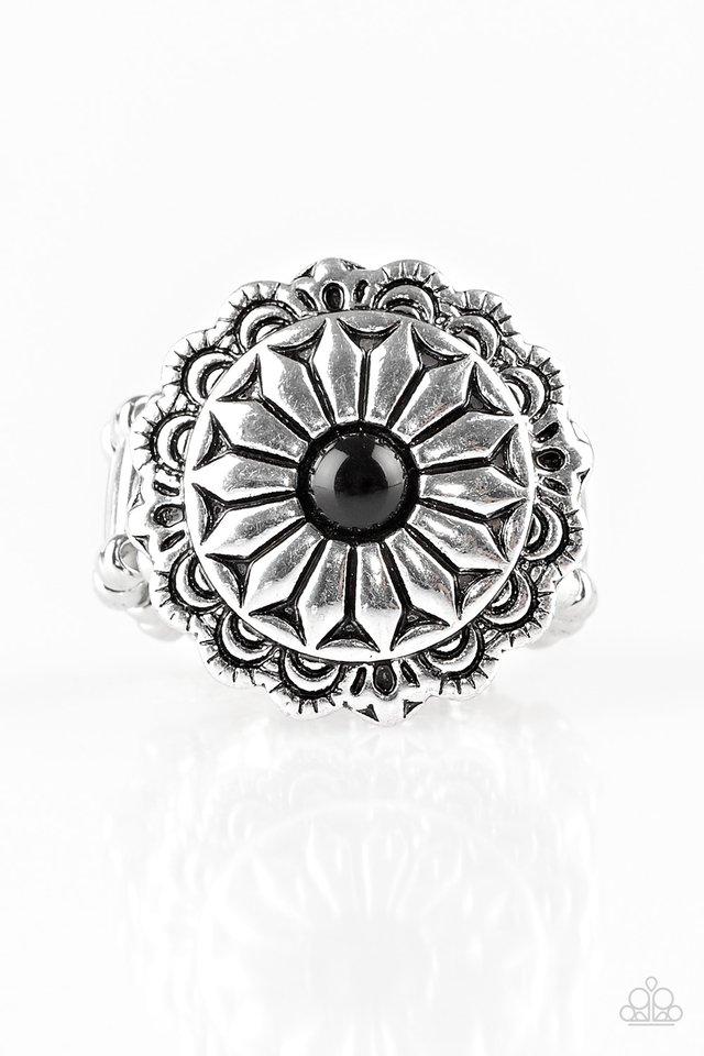 Paparazzi Ring ~ Daringly Daisy - Black