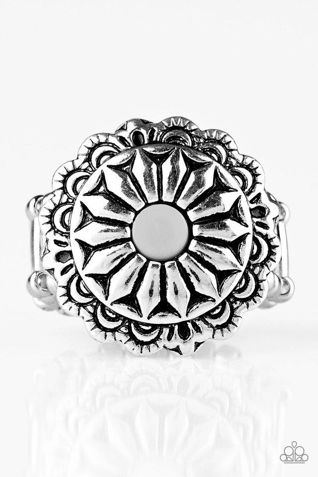 Paparazzi Ring ~ Daringly Daisy - Silver
