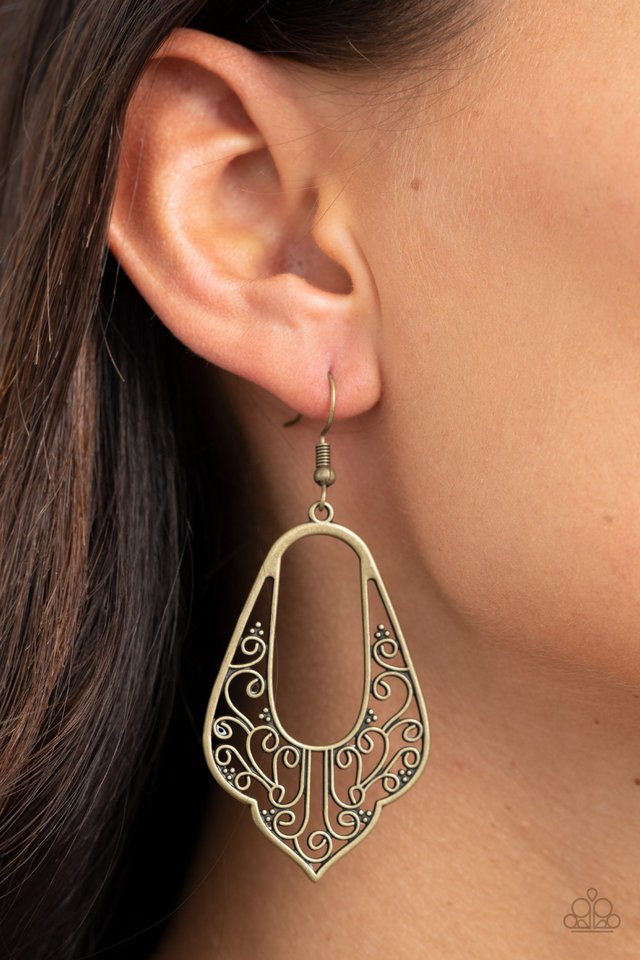 Grapevine Glamour - Brass - Paparazzi Earring Image