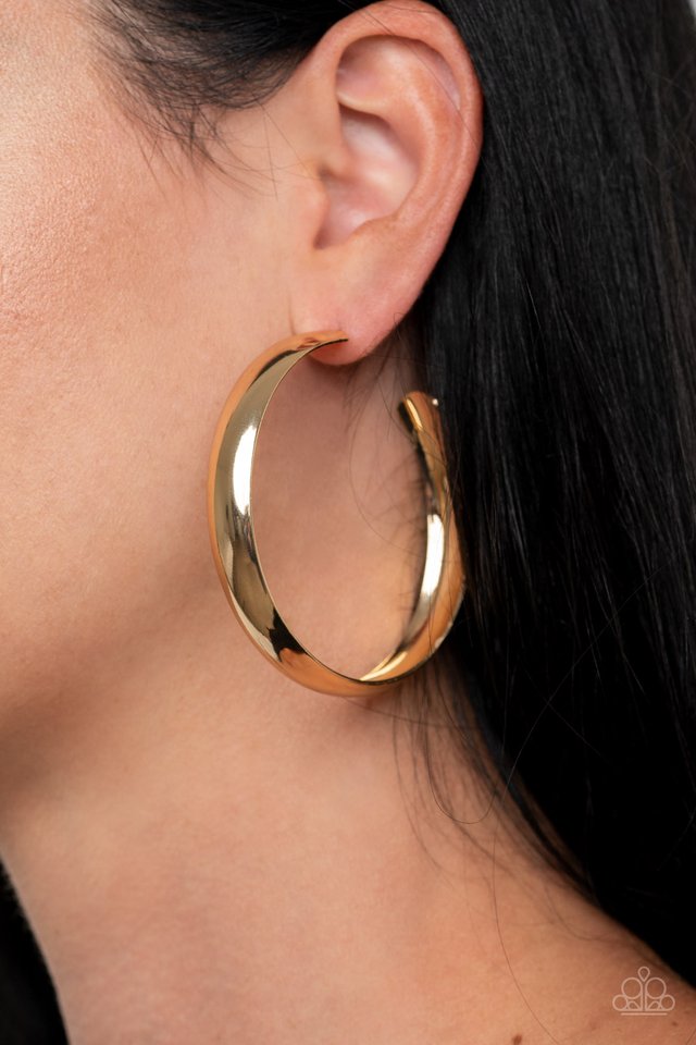 Kick Em To The CURVE - Gold - Paparazzi Earring Image