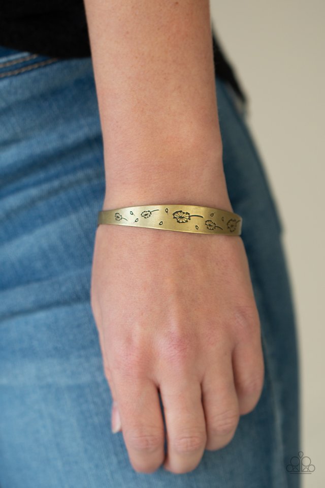 ​Dandelion Dreamland - Brass - Paparazzi Bracelet Image