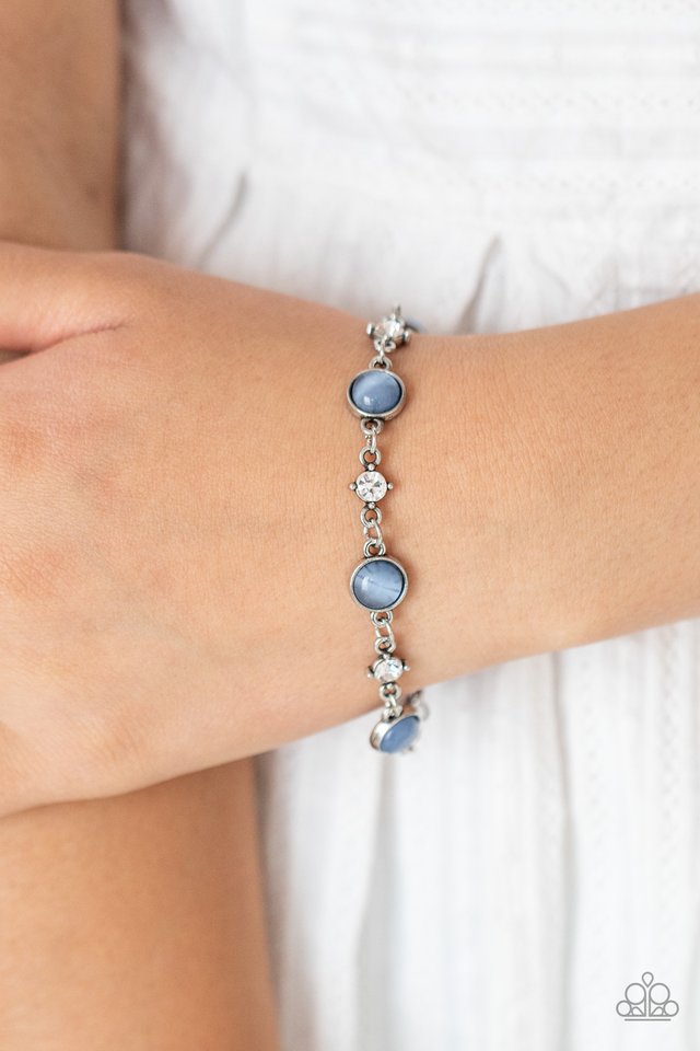 ​Use Your ILLUMINATION - Blue - Paparazzi Bracelet Image