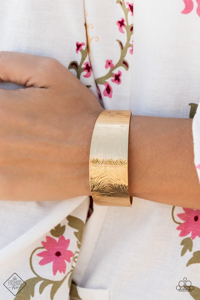 Coolly Curved - Gold - Paparazzi Bracelet Image