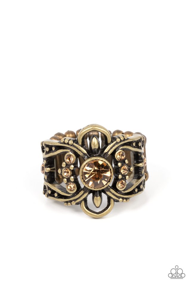We Wear Crowns Here - Brass - Paparazzi Ring Image